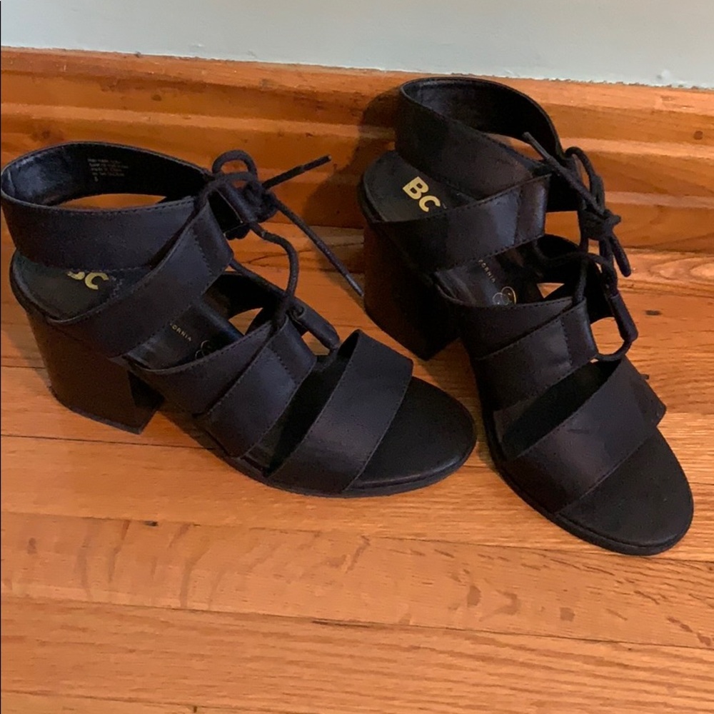 Black vegan wedge for any occasion